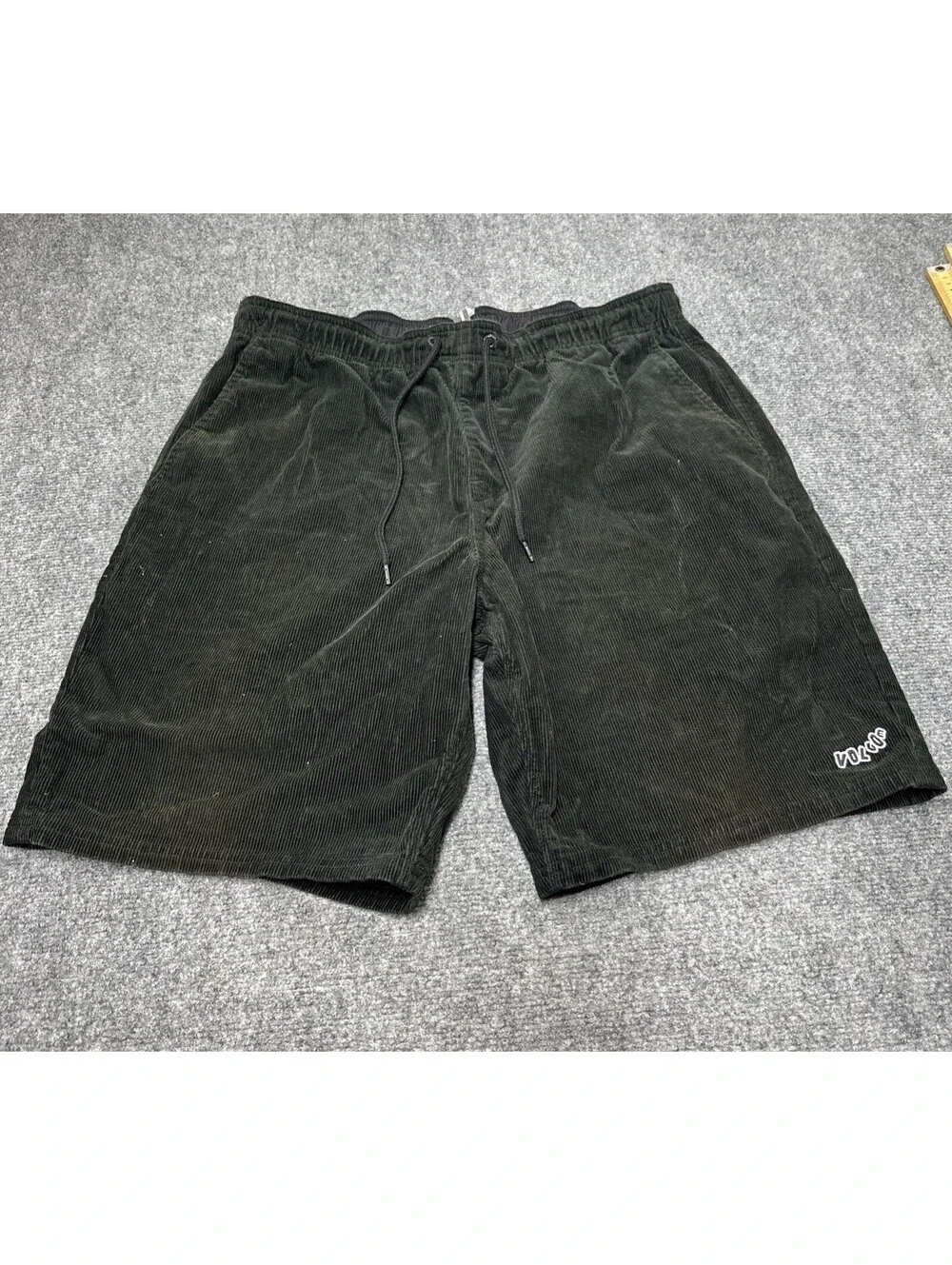 Men’s Volcom Drawstring Dark  Green Corduroy Shorts Size XL (38 x 5)